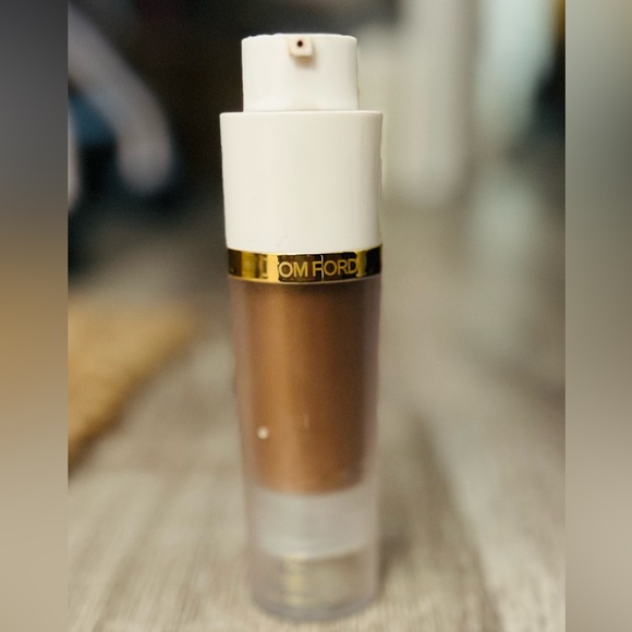 Tom Ford Face and Body Skin Illuminator - Rose Glow 02 - Picture 4 of 8